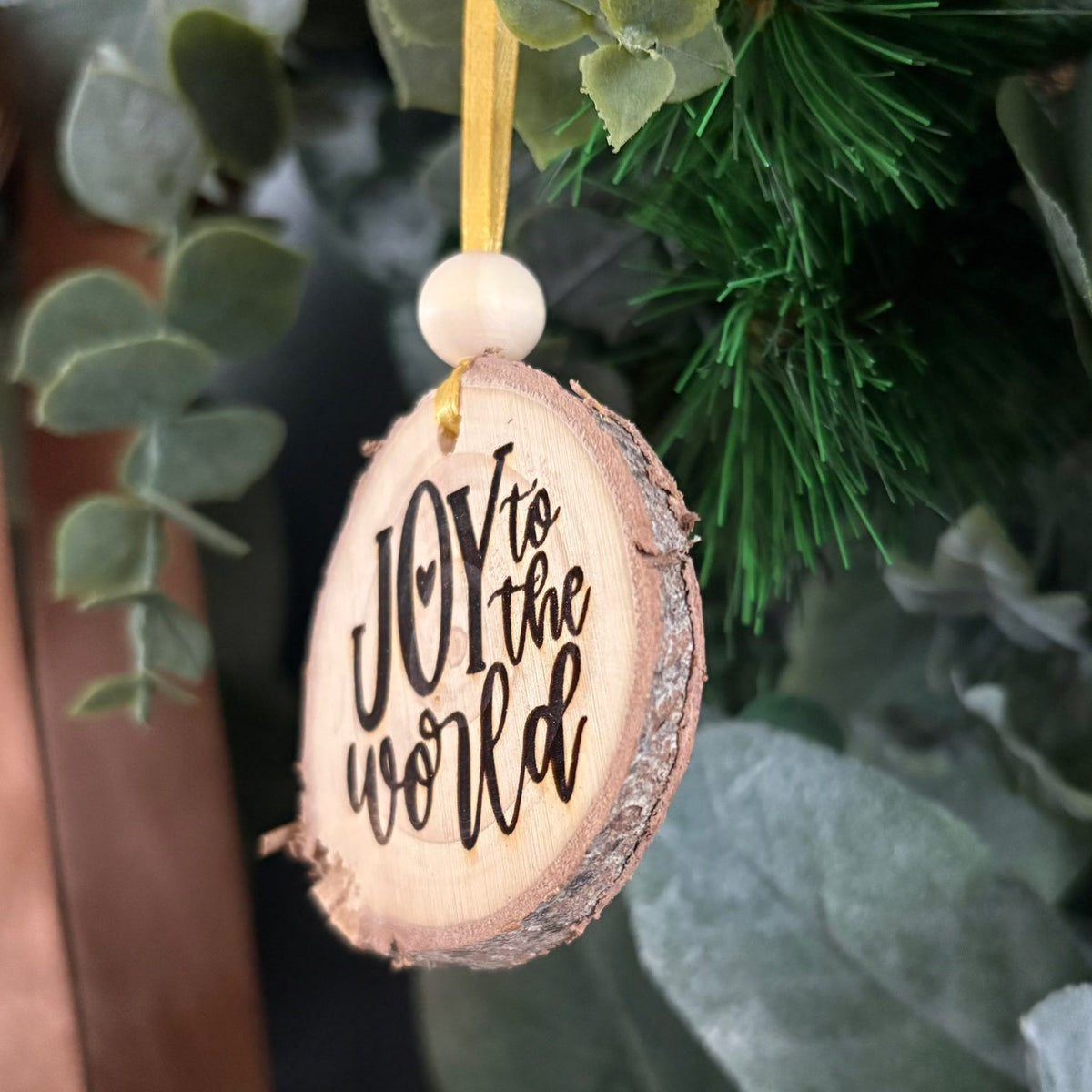 ❆ ‘Joy to the world' log slice Christmas bauble