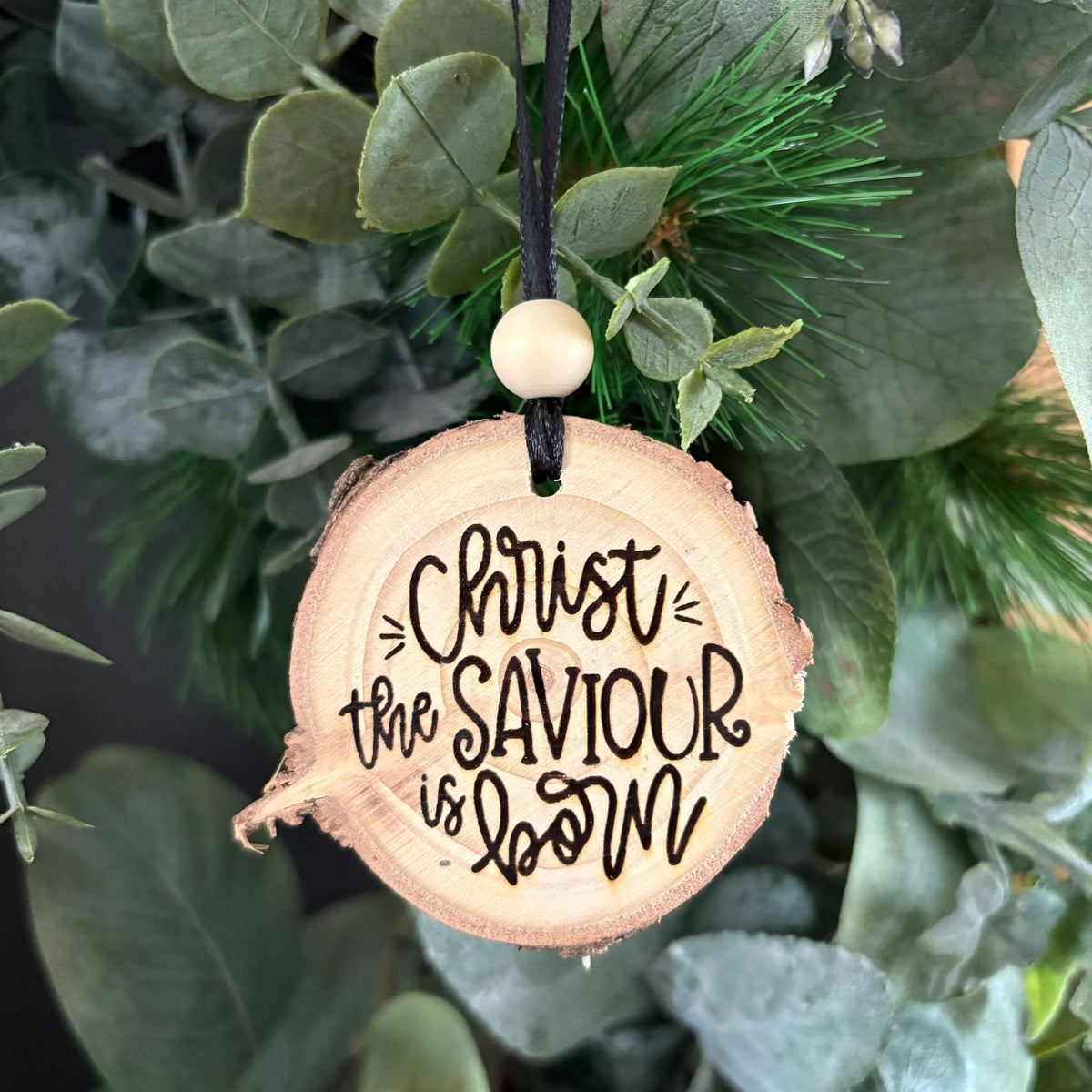 ❆ ‘Christ the Saviour is born' log slice Christmas bauble