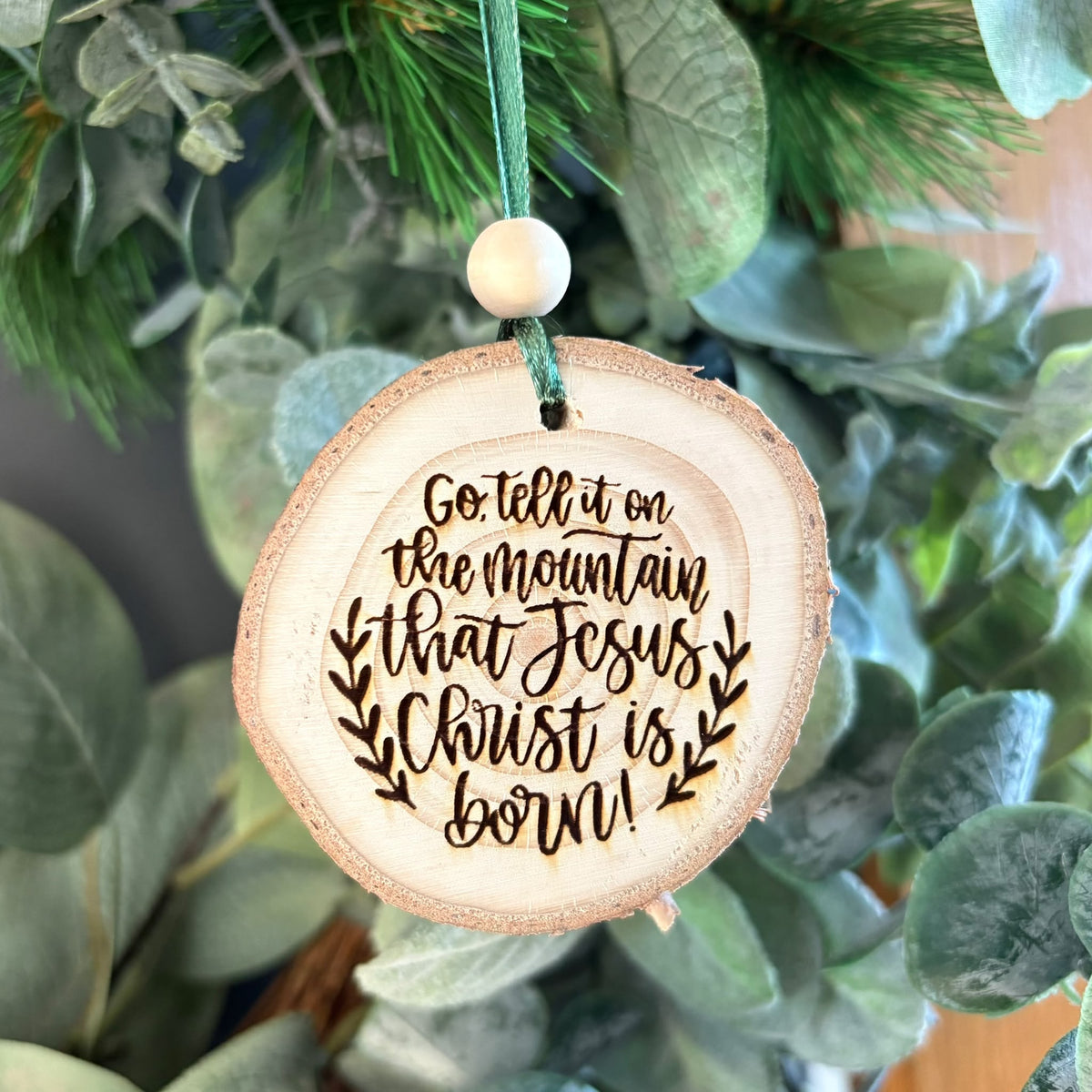 ❆ ‘Go tell it on the mountain' log slice Christmas bauble