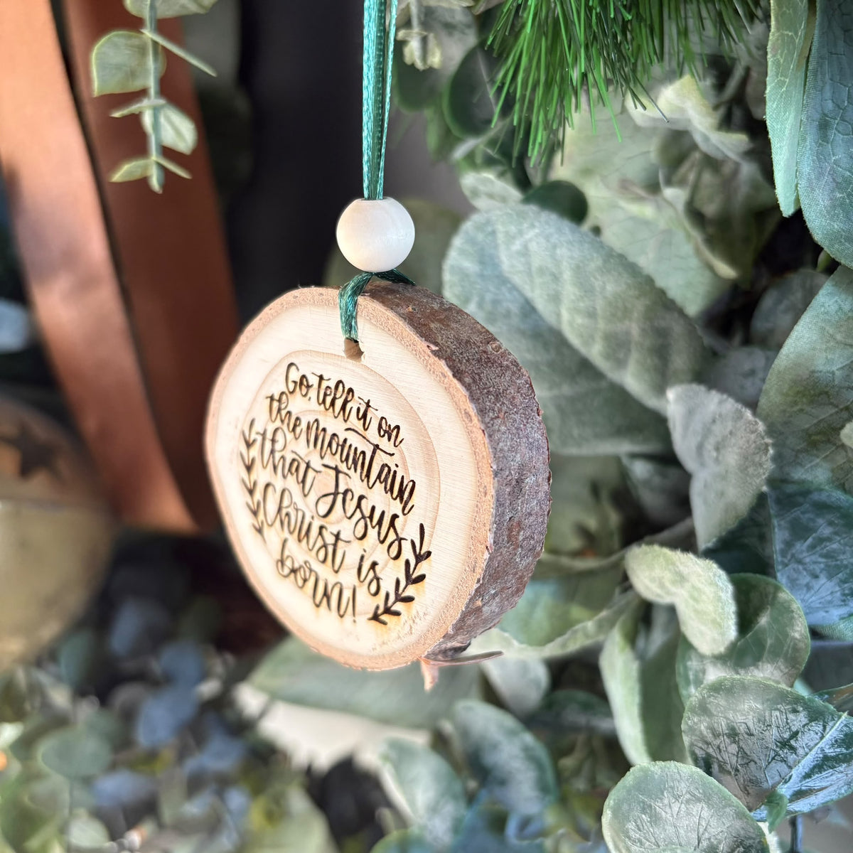 ❆ ‘Go tell it on the mountain' log slice Christmas bauble
